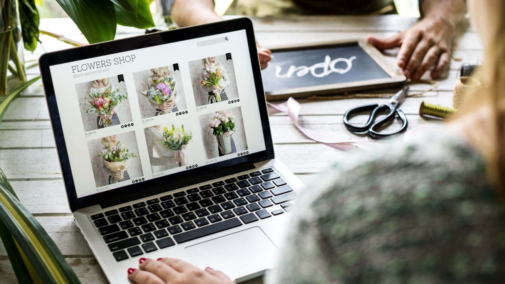 A person browsing flower ecommerce site