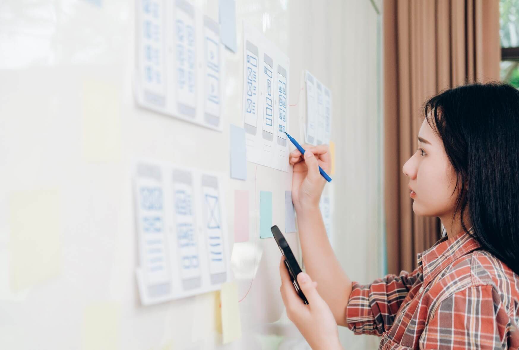 A women adding a note to the wireframe