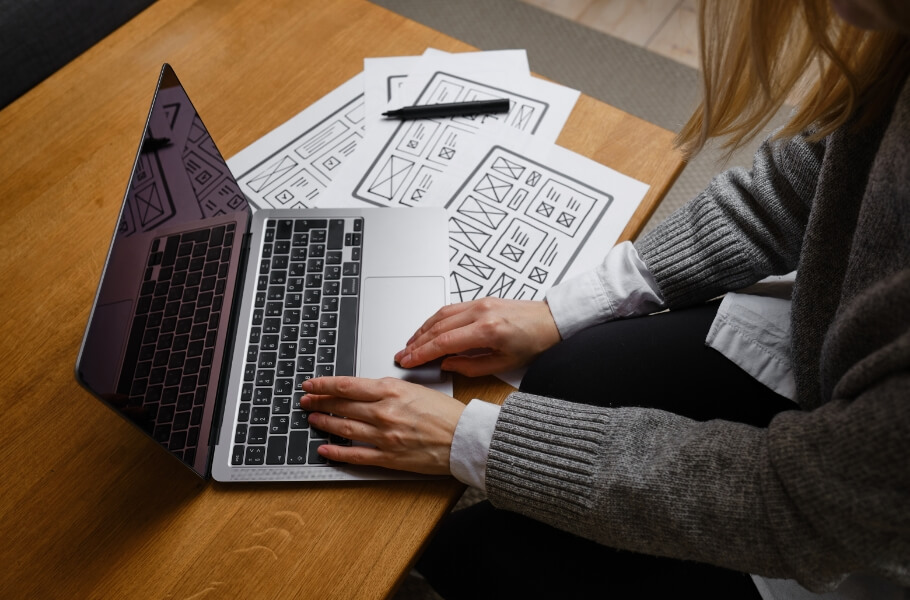 A women using a laptop