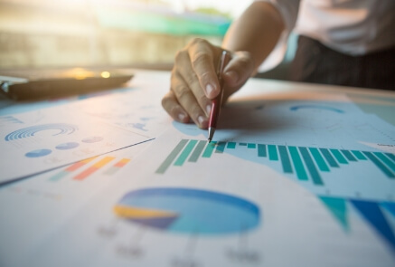 Man pointing a bar graph