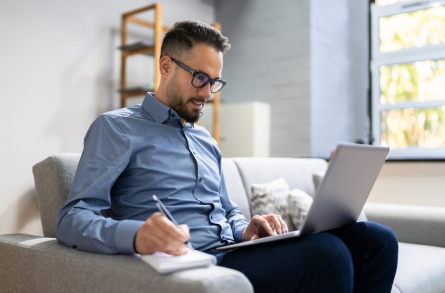 Man taking notes from the laptop