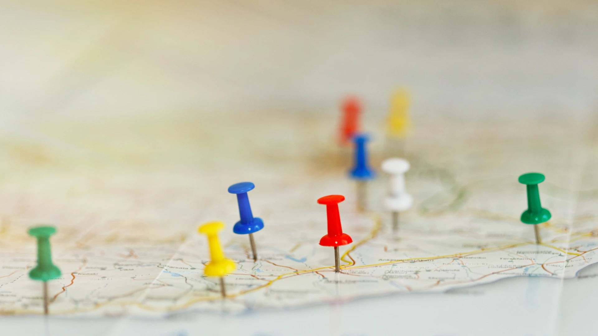 Map of a sea shore with route highlights and places of interest marked by colored pins