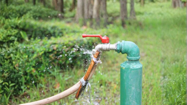 fixing a water faucet leakage