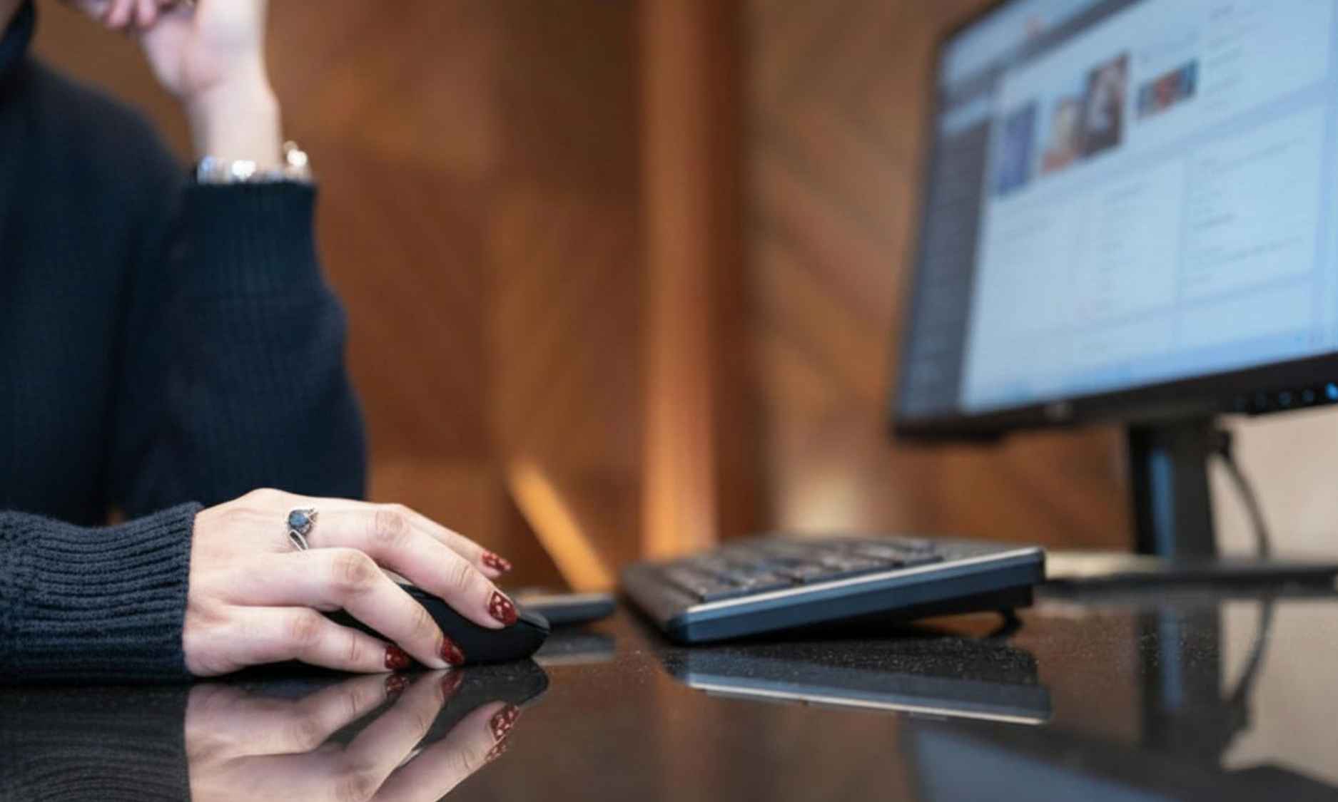 lady looking the wordpress dashboard