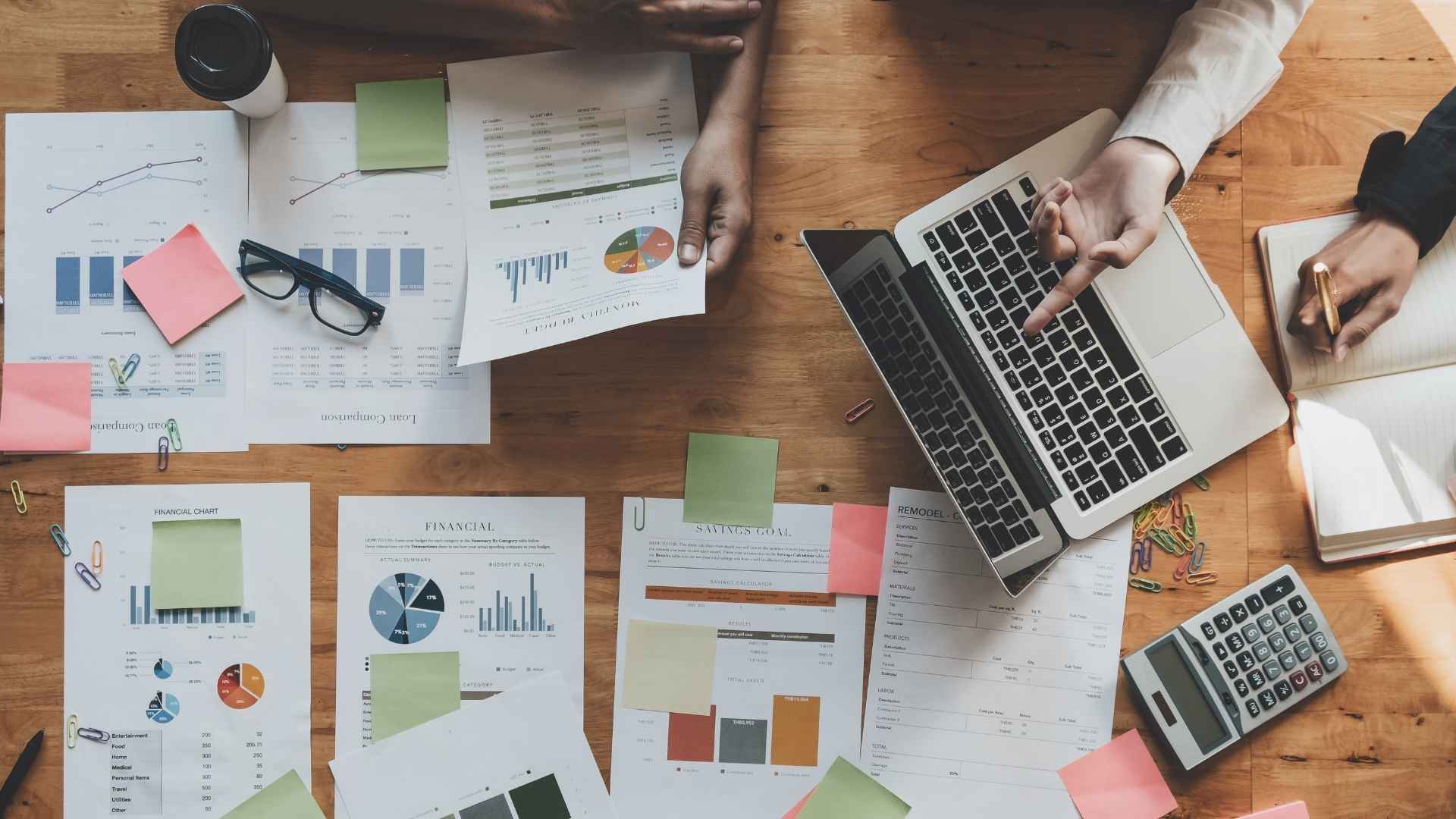 people reading different kinds of competitive analysis report