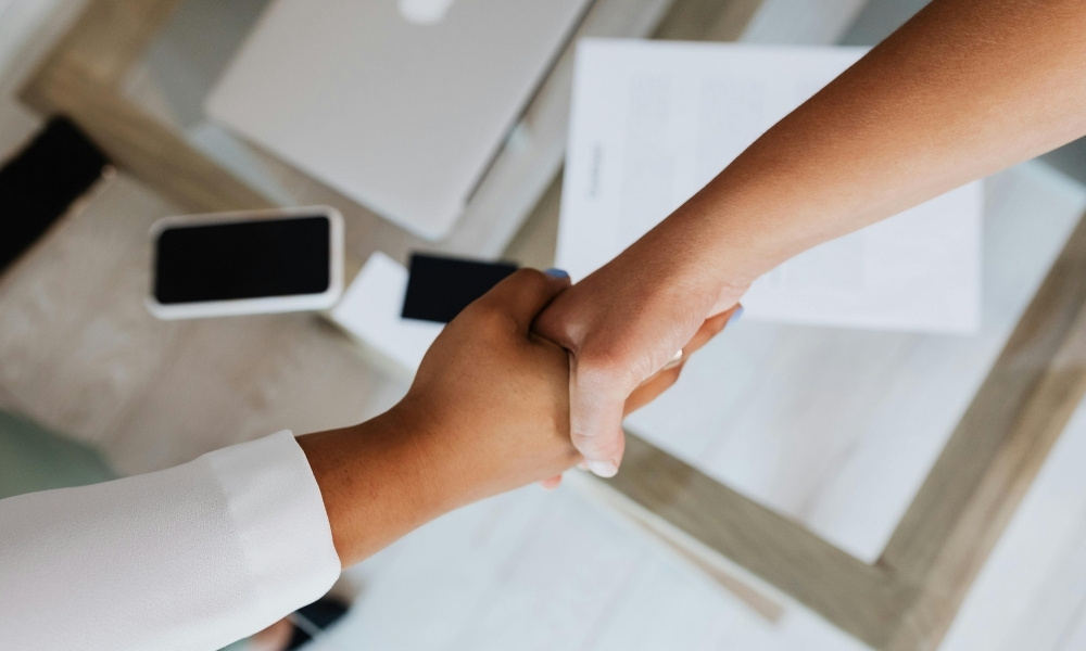 seller and vendor hand shaking