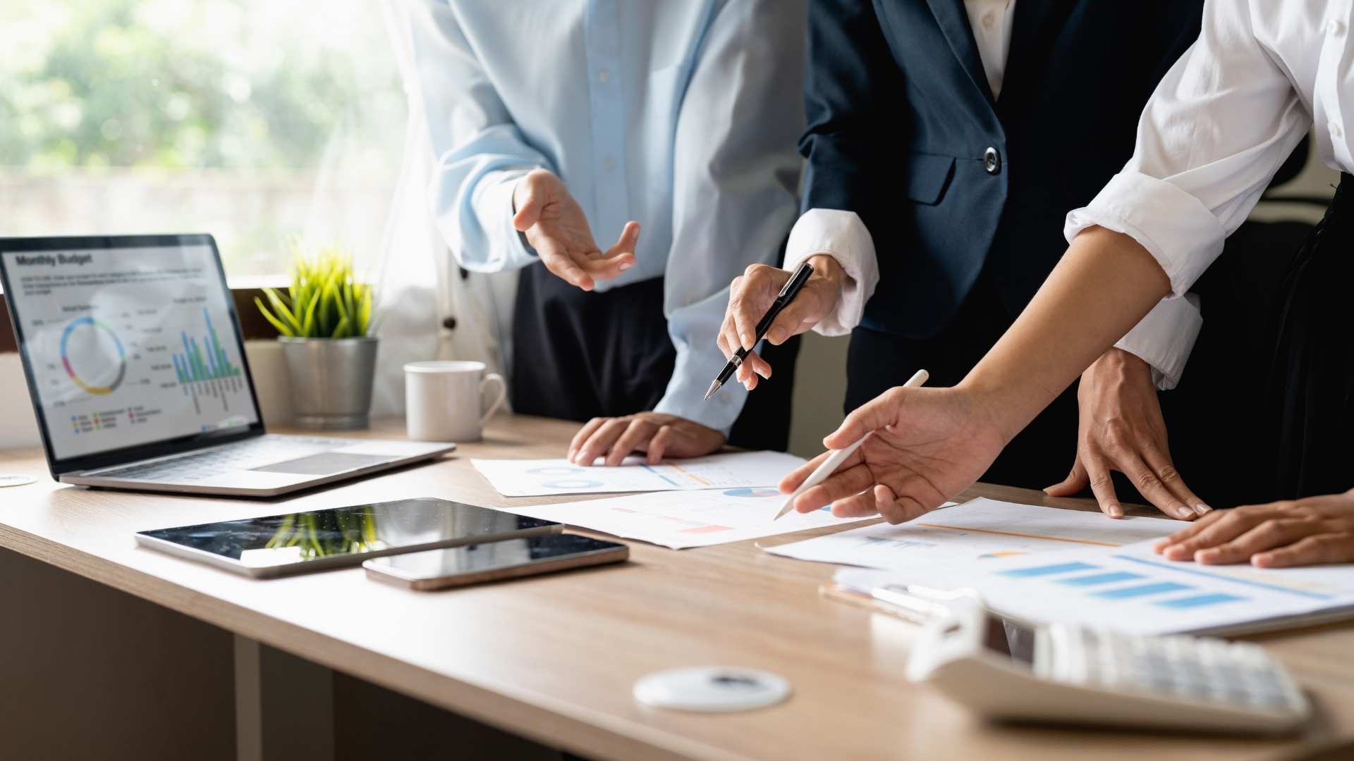 team brainstorming for market strategy