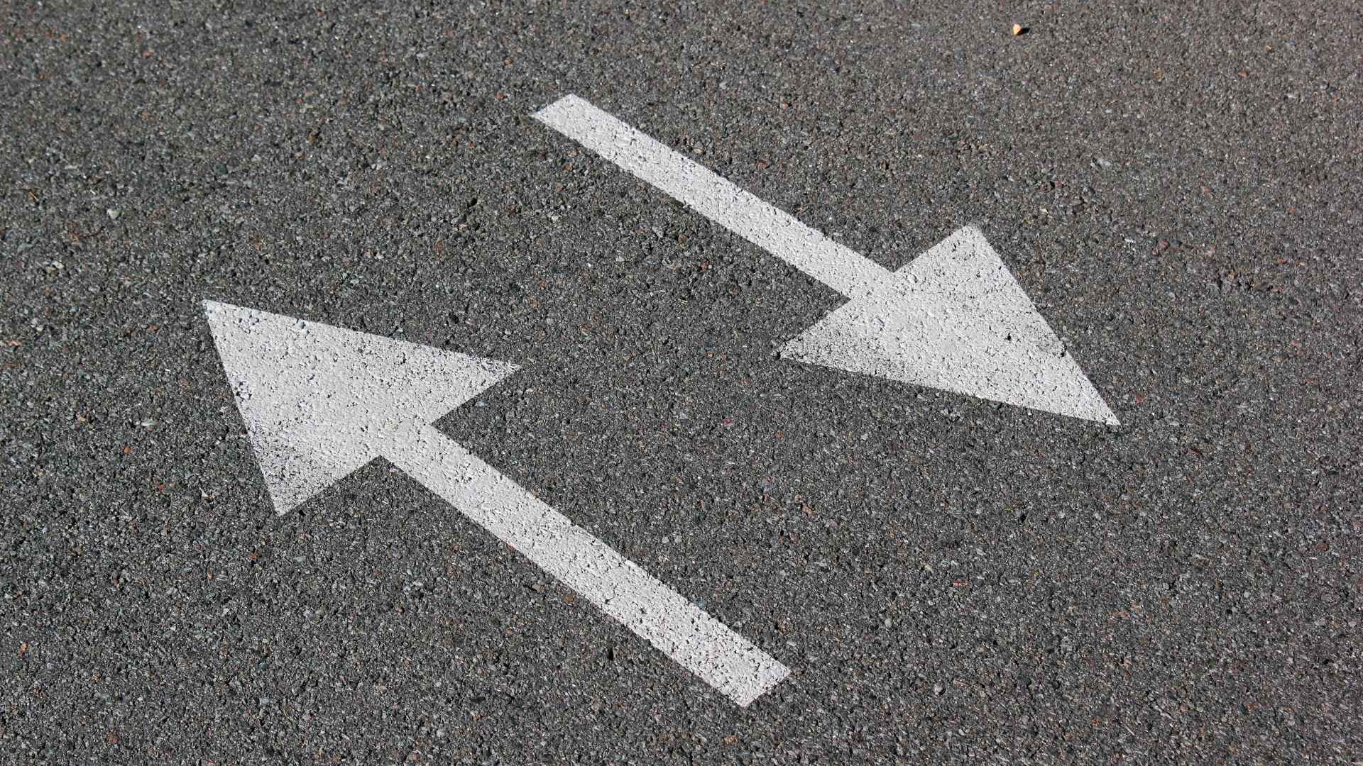 two arrows in opposite direction
