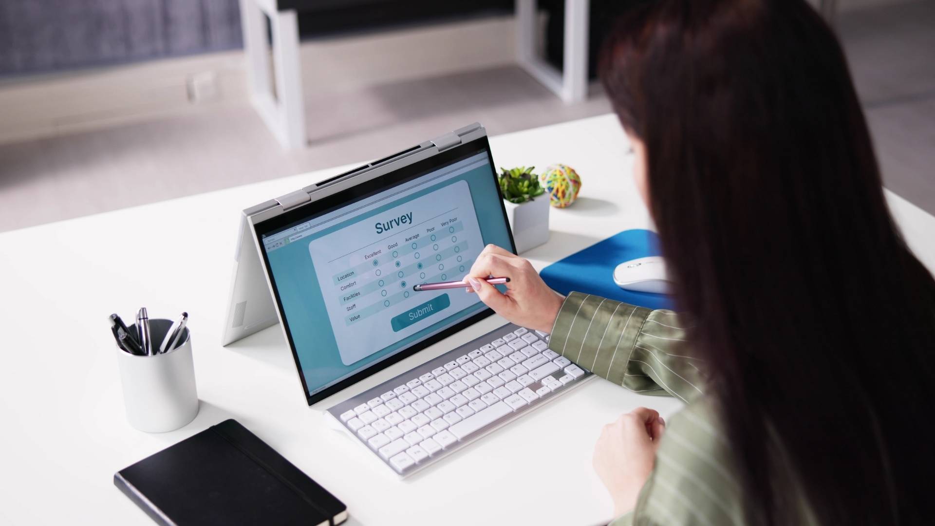 woman answering the online survey