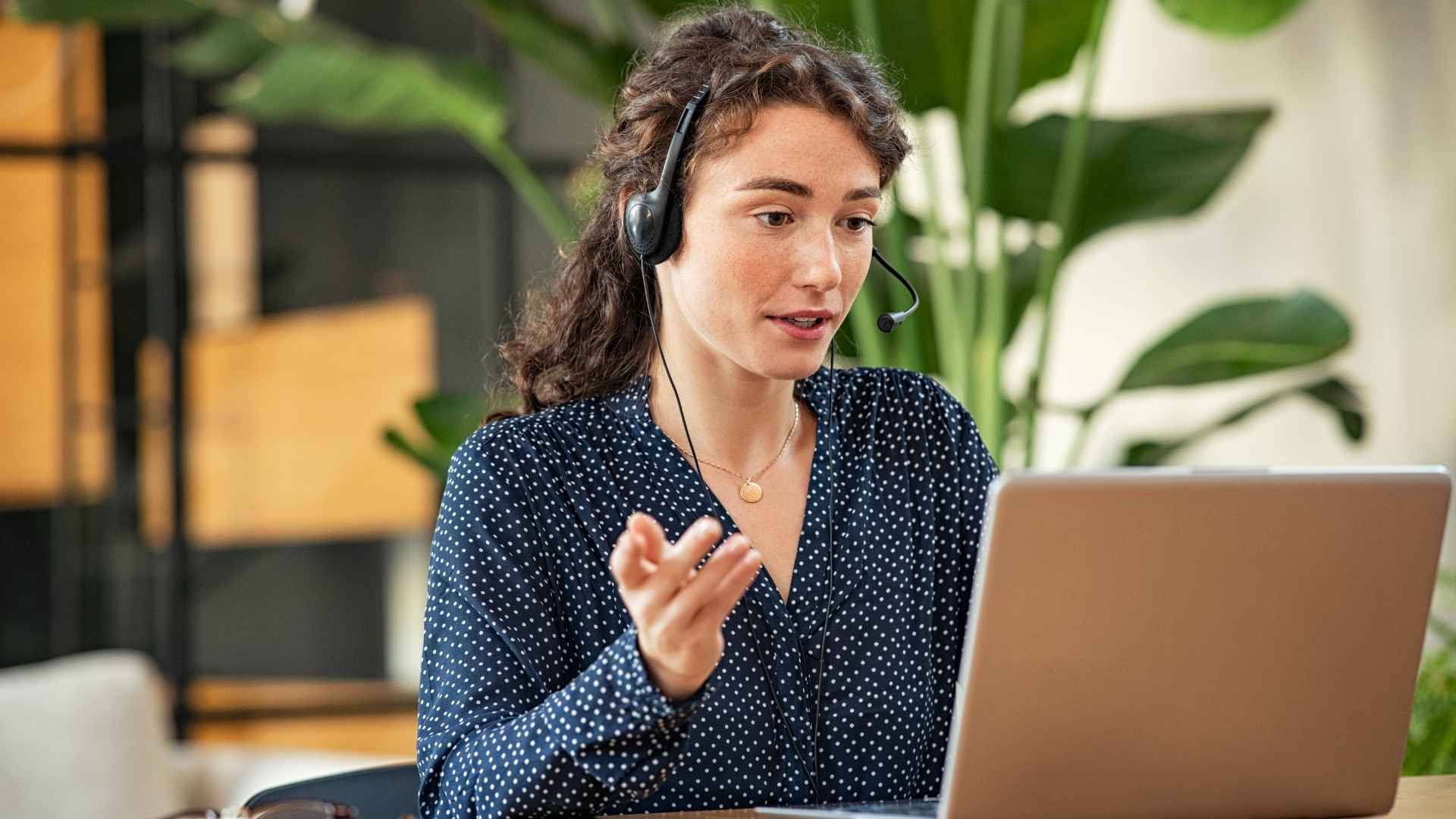 woman talking to a customer online
