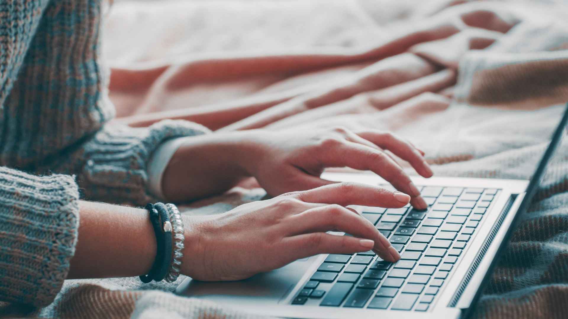 woman typing content on the blog