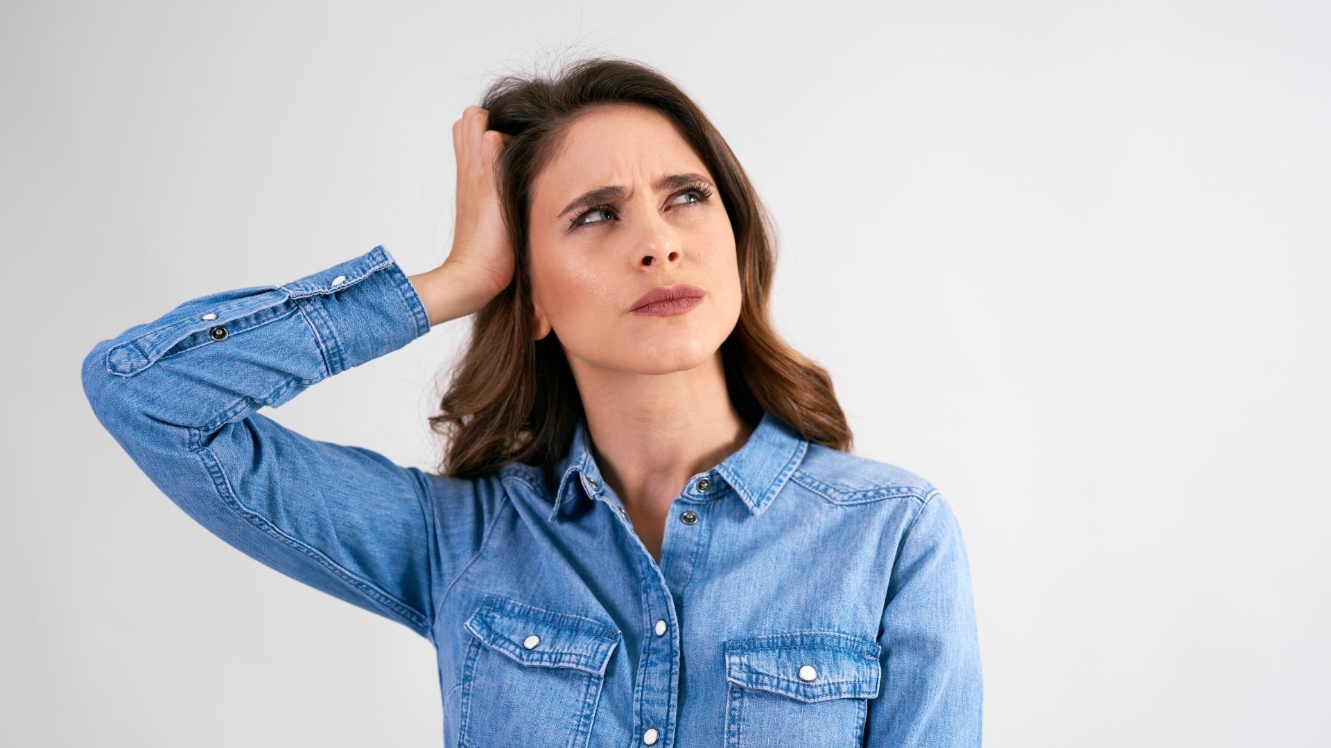 woman worried in a gray background